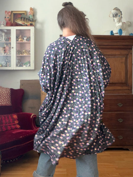 Sjok / kaftan med knappar, svart med lila & guld