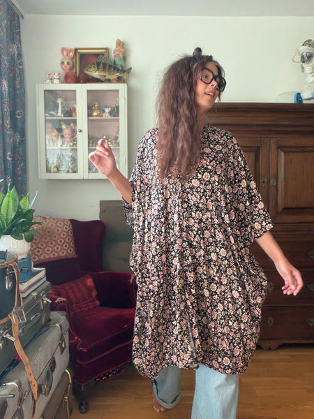 Sjok / kaftan med knappar, svart med blommor
