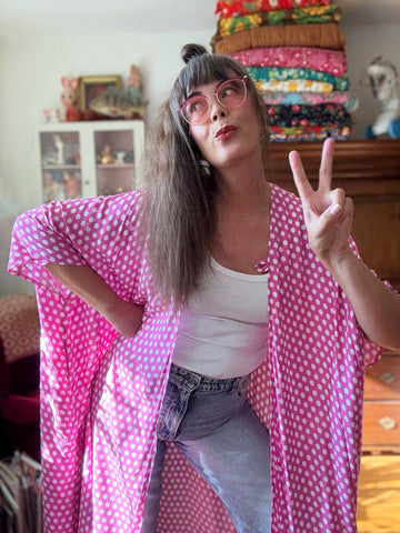 Extra långt sjok / kaftan, cerise med prickar