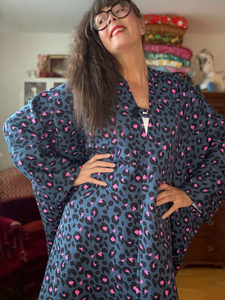 Sjok / kaftan i collagetyg med leopardmönster