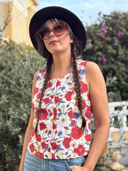 Ärmlös blus med sommarblomster