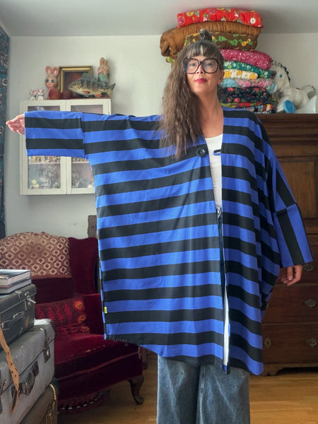 Gos-sjok / kaftan i collagetyg, svart & blårandigt