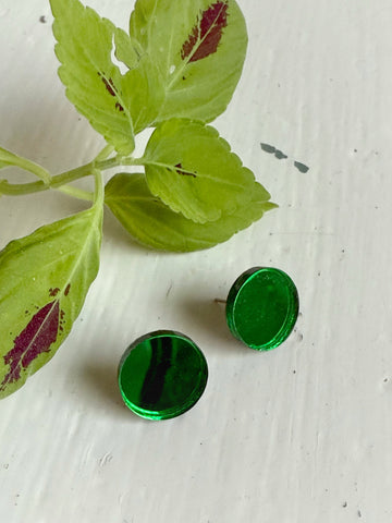 Örhängen i spegelblankt grönt
