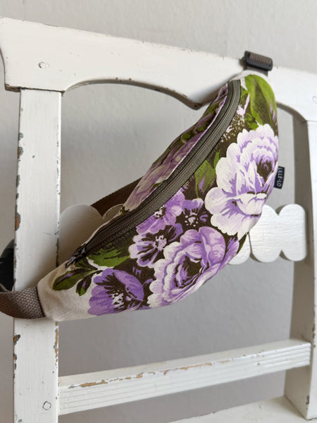 Magväska med lila blommor