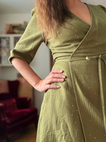 Omlottklänning i mossgrön bomullsmuslin