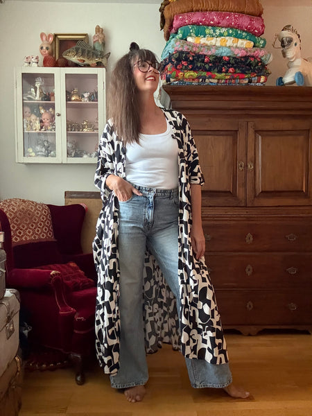 Extra långt sjok / kaftan, grafiskt svartvitt