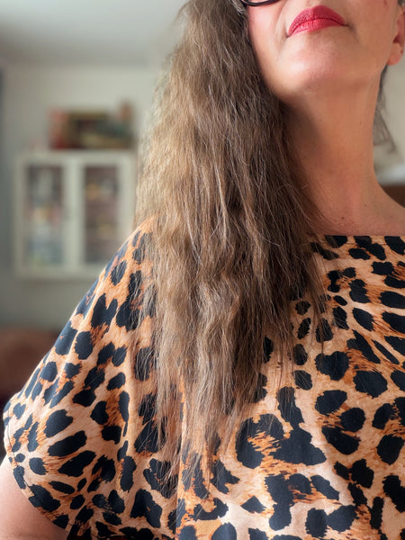 Blus i boxig modell med leopardmönster