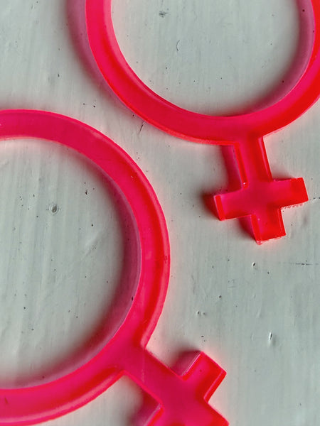 Örhängen, cerise kvinnotecken