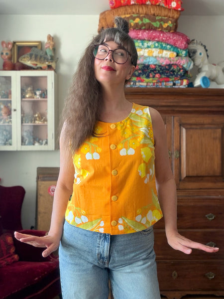 Ärmlös blus i lejongult vintagetyg
