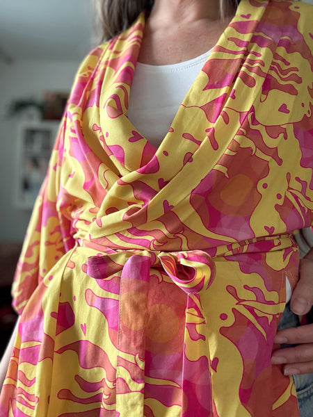 Omlottblus med kvinnor i rosa & gult