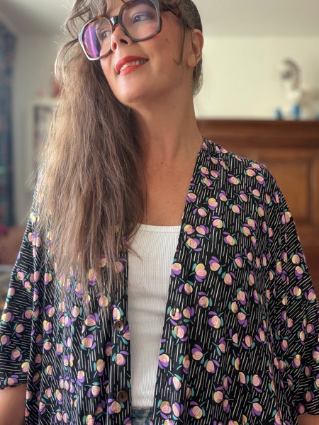 Sjok / kaftan med knappar, svart med lila & guld
