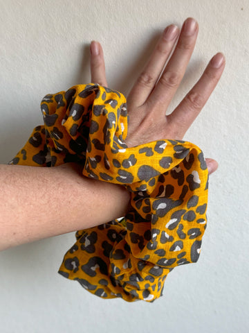 Scrunshie gult leopardmönster
