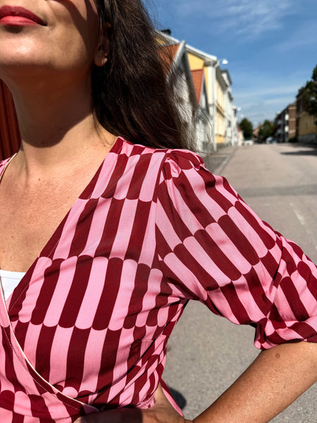 Omlottklänning i rosa & rött grafiskt mönster