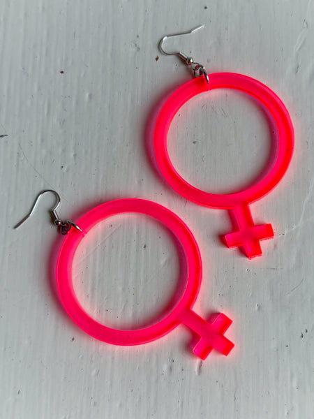 Örhängen, cerise kvinnotecken