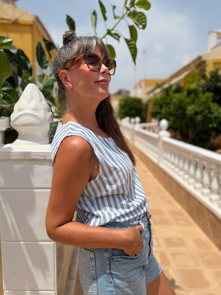 Ärmlös blus i randig linnemix