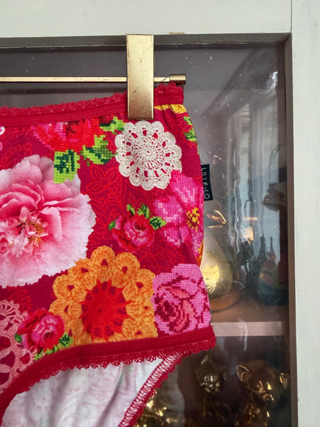 Trosor med färgglada blommor