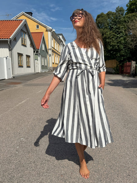 Omlottklänning med breda ränder i mjuk viskos