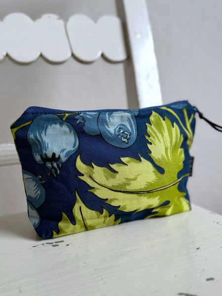 Necessär med stora blå bär