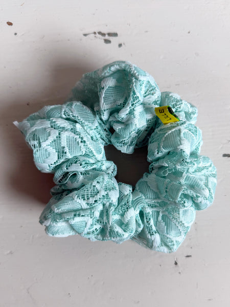 Scrunshie i återbrukat spetstyg