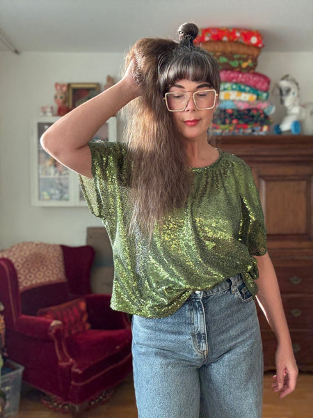 Boxig blus med gröna paljetter