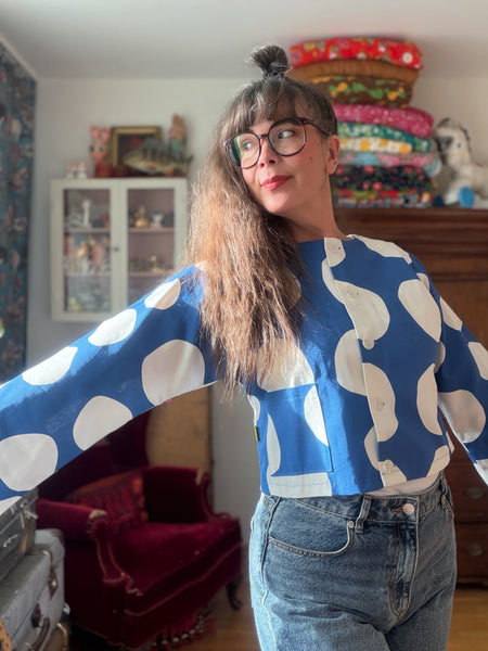 Kort jacka med lång ärm, prickig