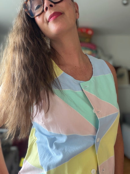 Ärmlös blus i 80-tals pastell