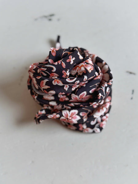 Liten sjal / sjalett, svart med blommor