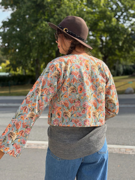 Kort jacka i trikå med milda färger