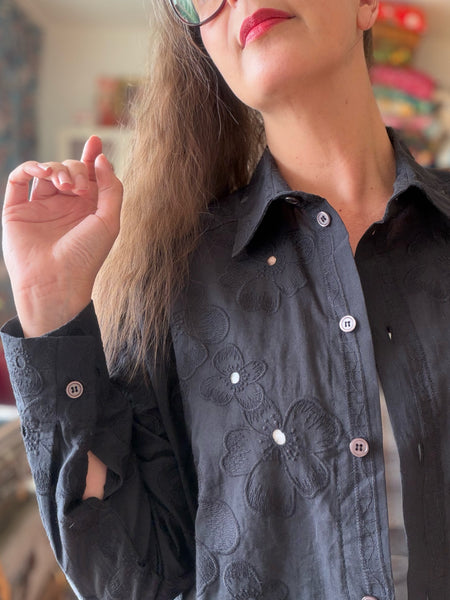 Skjorta i svart brodyr