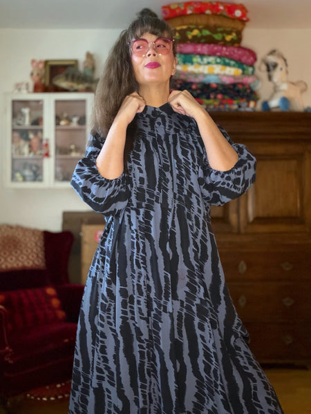 Vid klänning i blått & svart