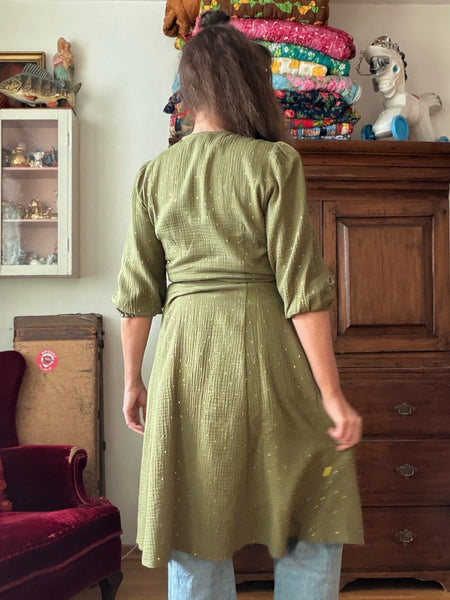 Omlottklänning i mossgrön bomullsmuslin