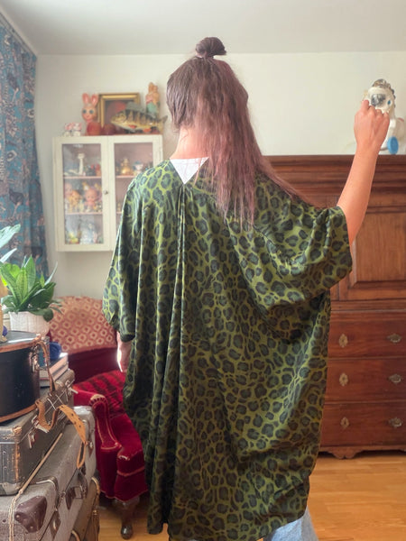 Sjok / kaftan i grönt leopardmönster