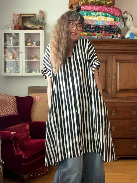 Oversized klänning i randigt svartvitt