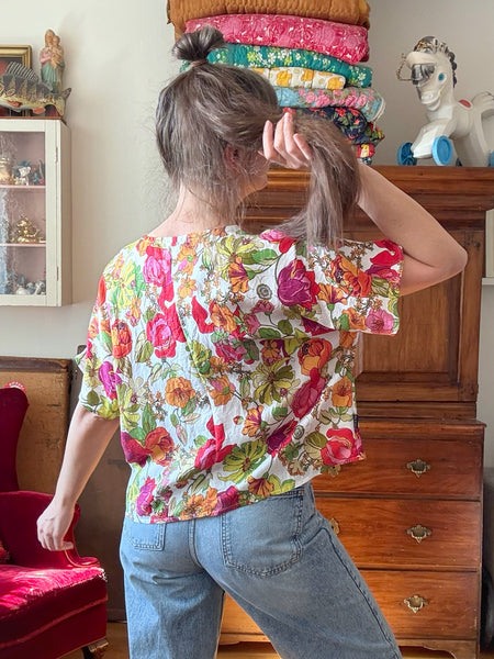 Boxig blus, vit med blommor
