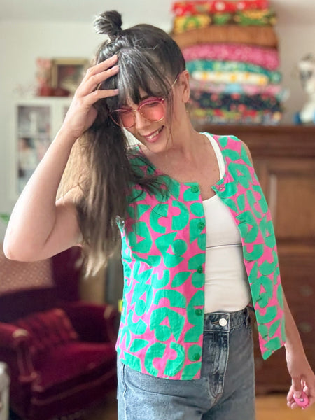 Ärmlös blus i cerise & grönt