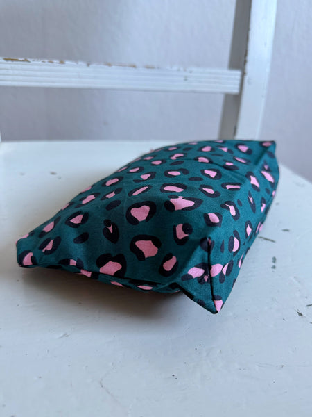 Necessär i blågrönt & rosa leopardmönster