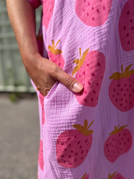 A-formad klänning / tunika i mjuk bomull med jordgubbar