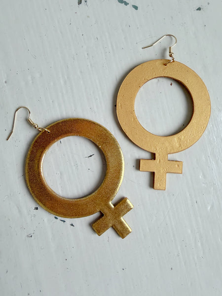 Stora kvinnotecken, örhängen guldiga