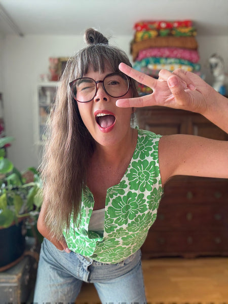 Ärmlös blus i vintagetyg med gröna blommor