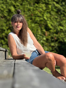 Ärmlös blus i vit brodyr