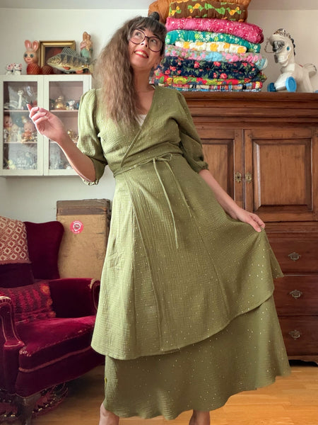 Omlottklänning i mossgrön bomullsmuslin