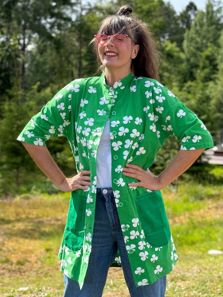 Städrock i grönt vintagetyg med klöver