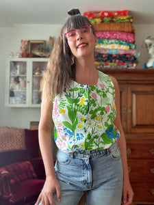 Ärmlös blus i blommigt vintagetyg