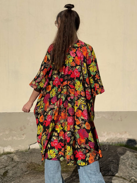 Sjok / kaftan med knappar, svart med blommor