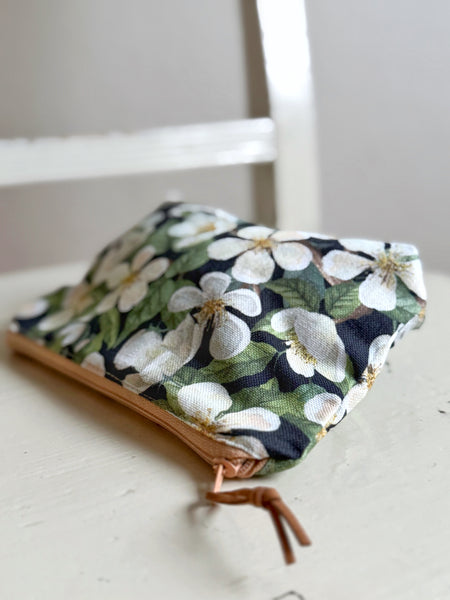 Necessär med äppelblommor