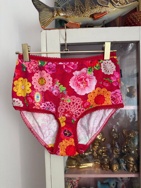 Trosor med färgglada blommor