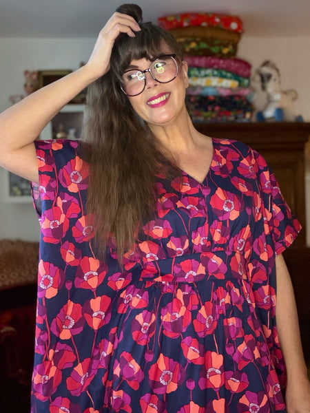 Spektakel / kaftanklänning mörkblått med blommor