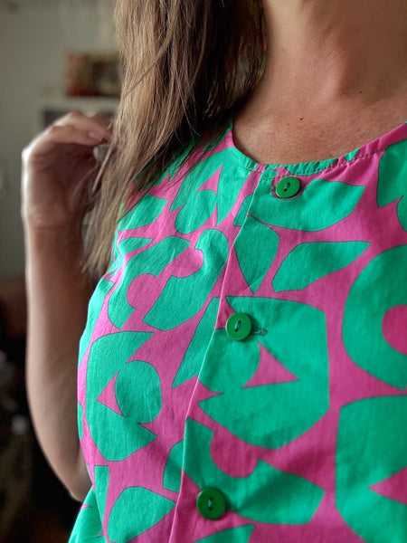 Ärmlös blus i cerise & grönt