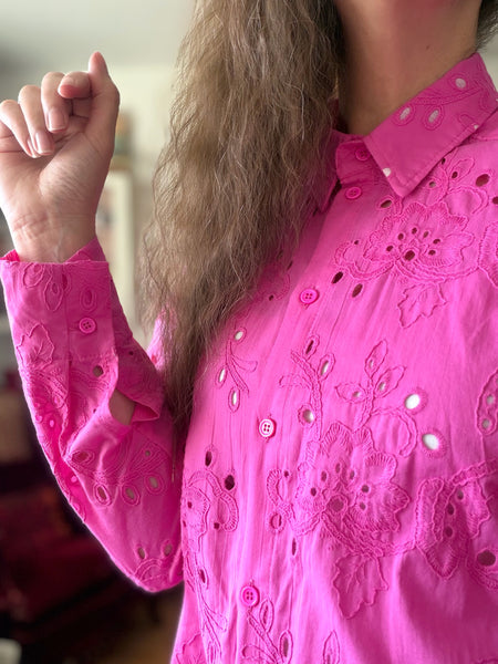 Skjorta i cerise brodyr & bomull