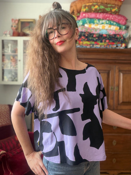 Boxig blus i lila & svart
